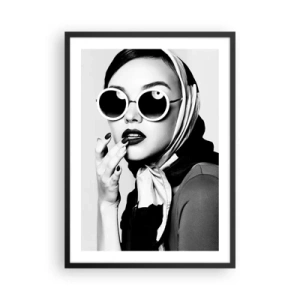 Plakat w czarnej ramie - Portret kobiety w okularach przeciwsłonecznych z apaszką - 50x70cm - Pozdrowienia z lat 60. - Nowoczesna dekoracja ścienna do salonu i sypialni ARTTOR