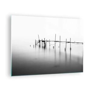 Obraz na szkle - Czarno-biały pomost na spokojnej tafli wody - 70x50cm - A jeśli świata nie ma? - Nowoczesna dekoracja ścienna do salonu i sypialni ARTTOR