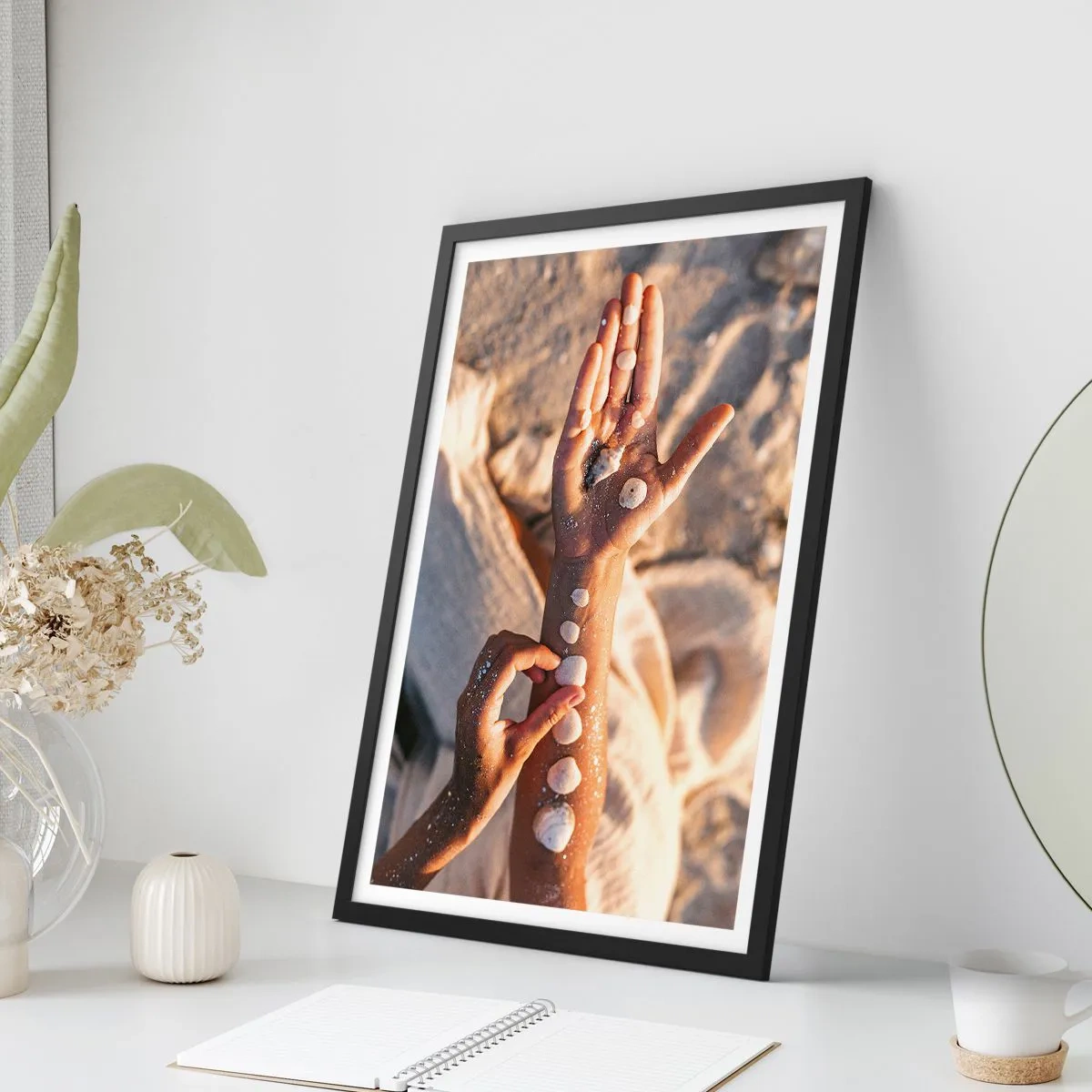 Plakat w czarnej ramie - Dłonie ozdobione muszlami na piaszczystym tle - 50x70cm - Piękno w zasięgu ręki - Nowoczesna dekoracja ścienna do salonu i sypialni ARTTOR