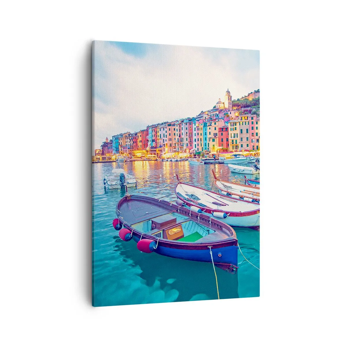 Obraz na płótnie - Kolorowe łodzie na tle malowniczego nadmorskiego miasteczka - 50x70cm - Kolorowy wieczór w porcie - Nowoczesna dekoracja ścienna do salonu, kuchni i sypialni ARTTOR