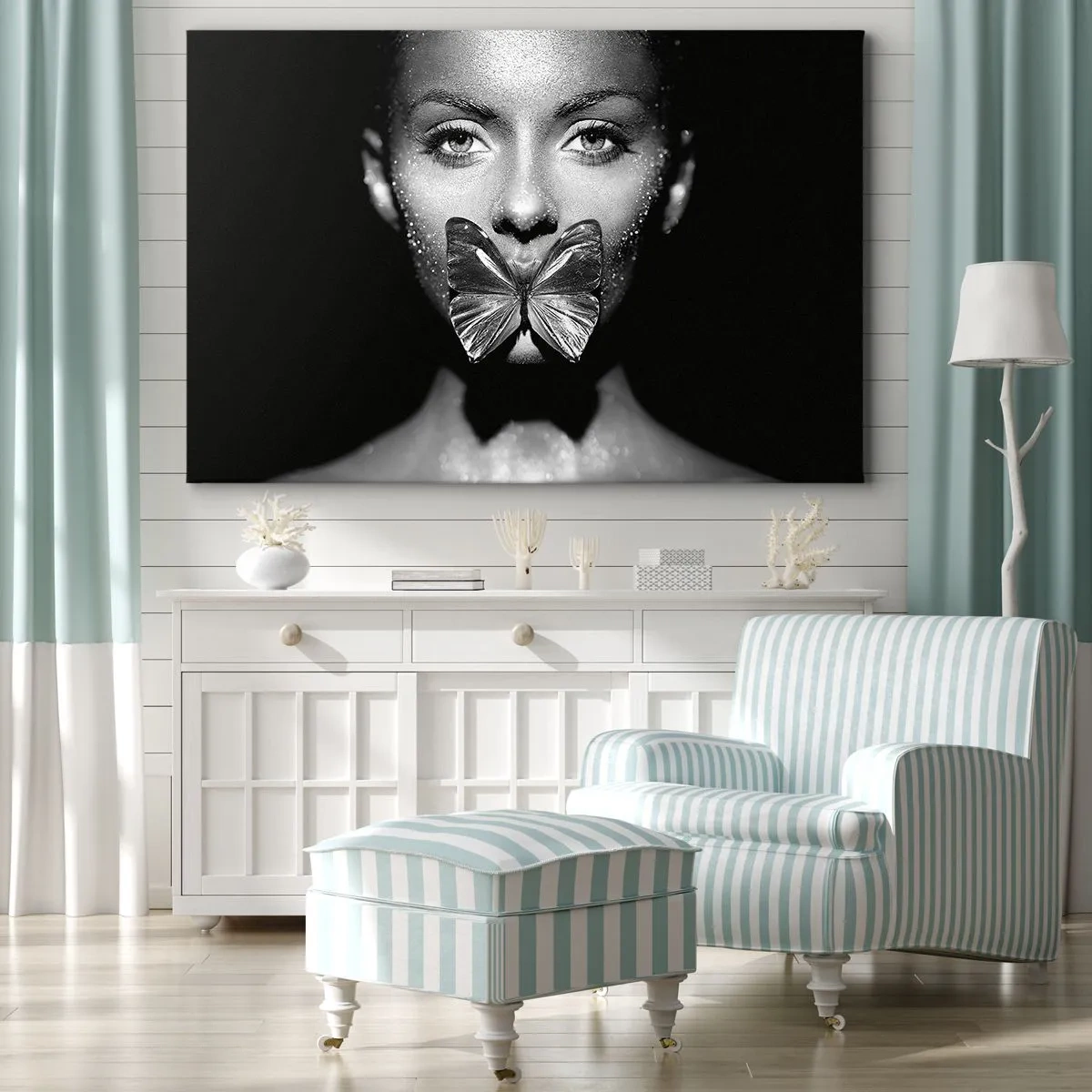 Obraz na płótnie - Czarno-biała twarz kobiety z motylem na ustach - 120x80cm - Motyli pocałunek - Nowoczesna dekoracja ścienna do salonu, kuchni i sypialni ARTTOR