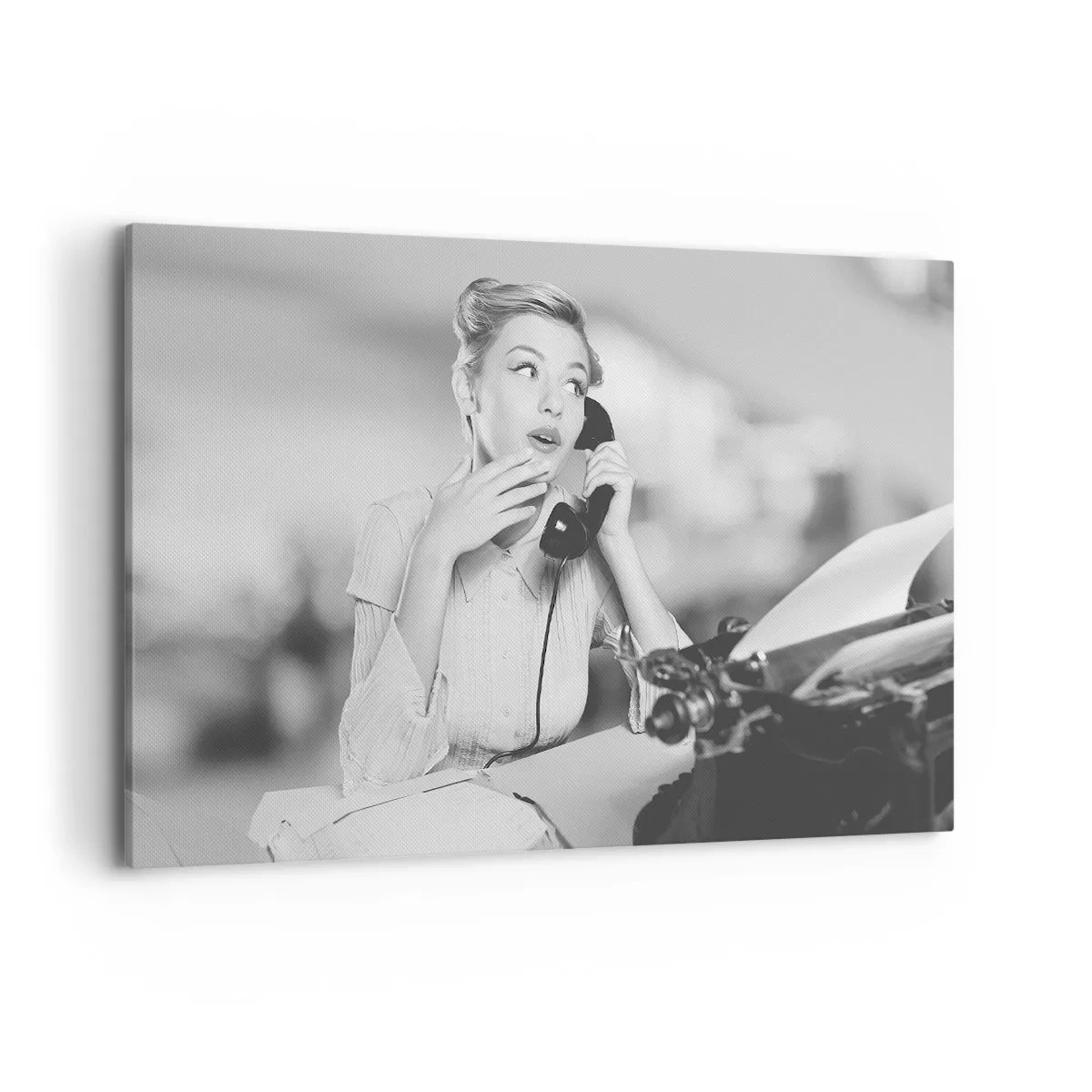 Obraz na płótnie - Kobieta rozmawiająca przez telefon przy maszynie do pisania - 120x80cm - Halo, tu lata 50. - Nowoczesna dekoracja ścienna do salonu, kuchni i sypialni ARTTOR