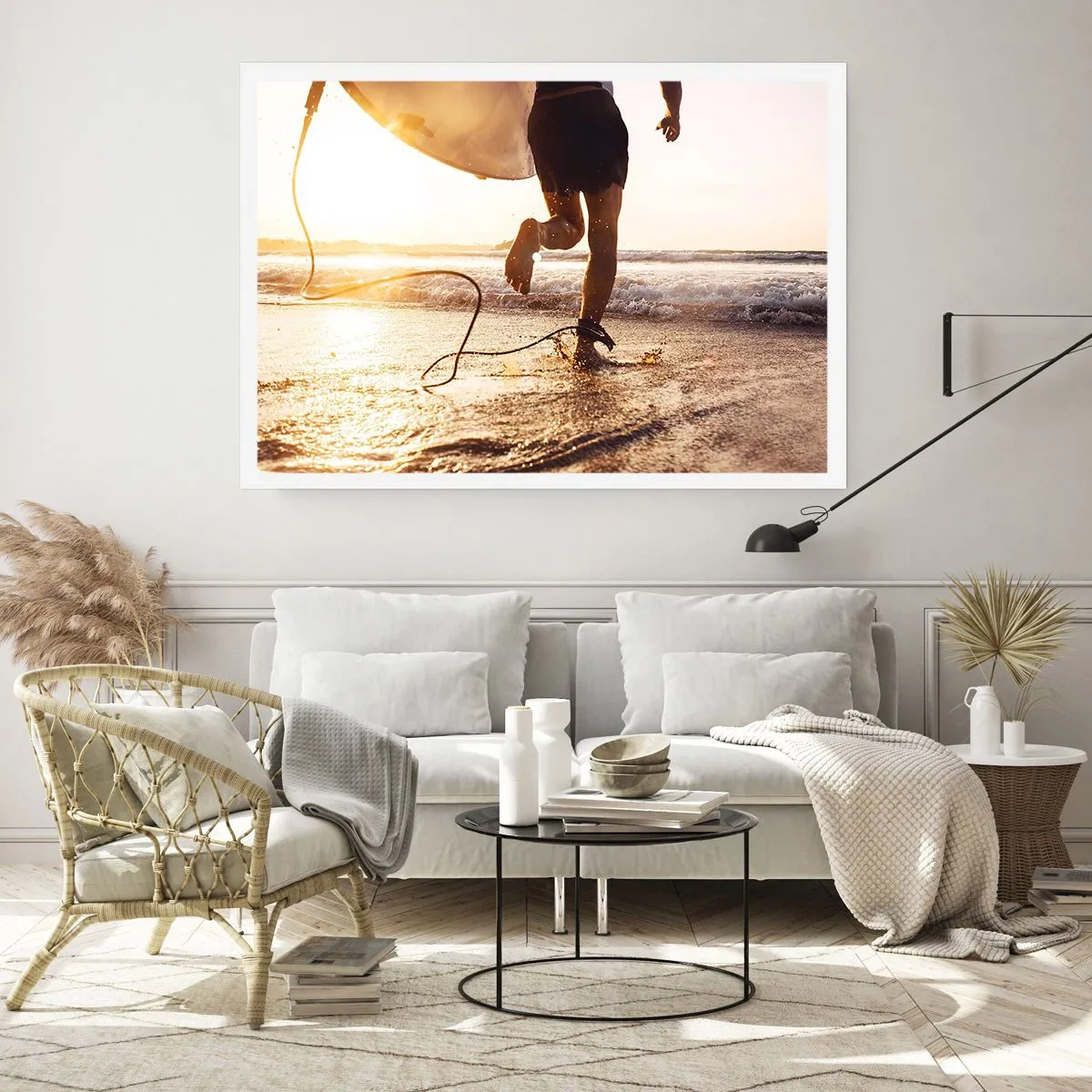 Plakat - Surfer biegnący po plaży z deską w blasku słońca - 100x70cm - Na spotkanie fali - Nowoczesna dekoracja ścienna do salonu i sypialni ARTTOR