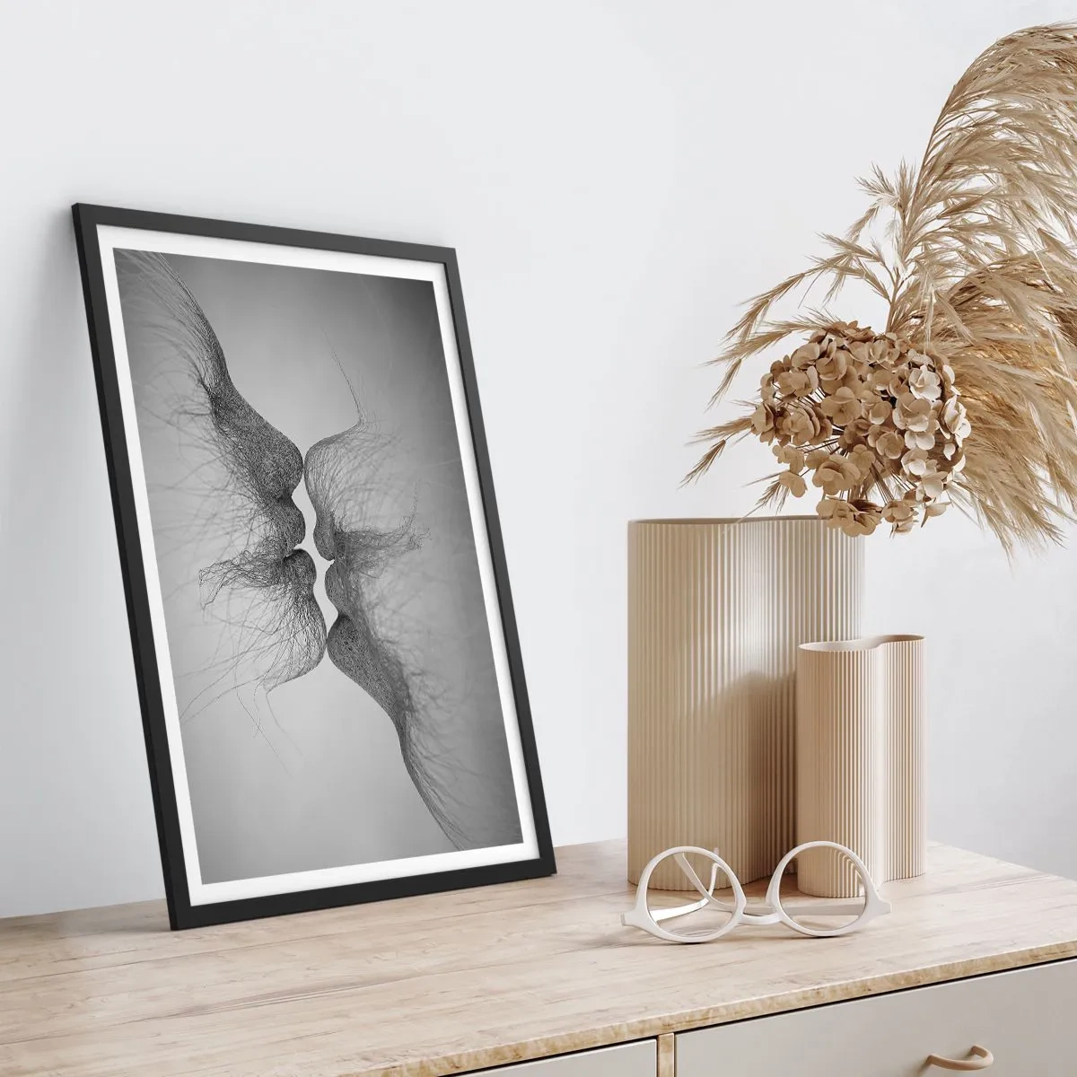 Plakat w czarnej ramie - Abstrakcyjne twarze w akcie pocałunku, czarno-białe - 50x70cm - Pocałunek wiatru - Nowoczesna dekoracja ścienna do salonu i sypialni ARTTOR
