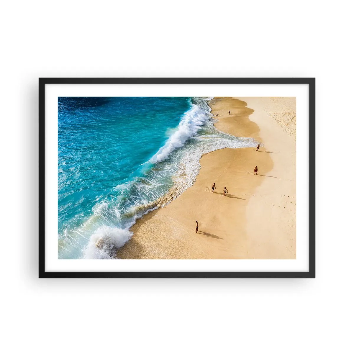Plakat w czarnej ramie - Plaża z turkusową wodą i spacerującymi ludźmi - 70x50cm - A potem słońce, plaża… - Nowoczesna dekoracja ścienna do salonu i sypialni ARTTOR