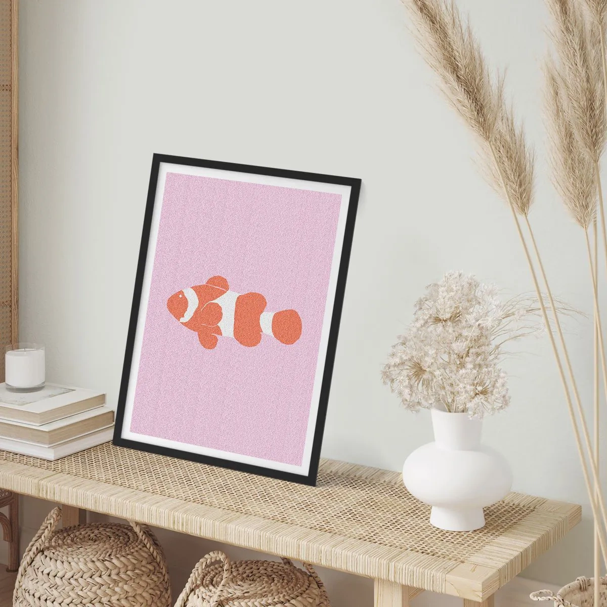 Plakat w czarnej ramie - Pomarańczowy błazenek na fioletowym tle - 50x70cm - W koralu jej do twarzy i do ogona - Nowoczesna dekoracja ścienna do salonu i sypialni ARTTOR