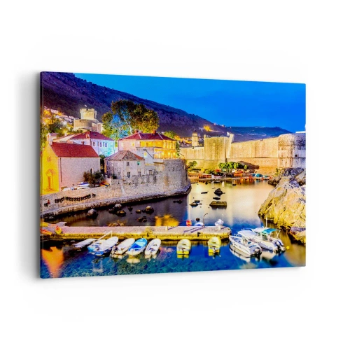 Obraz na płótnie - Malowniczy port nocą z oświetlonymi budynkami - 100x70cm - Rozświetlona noc nad Adriatykiem - Nowoczesna dekoracja ścienna do salonu, kuchni i sypialni ARTTOR