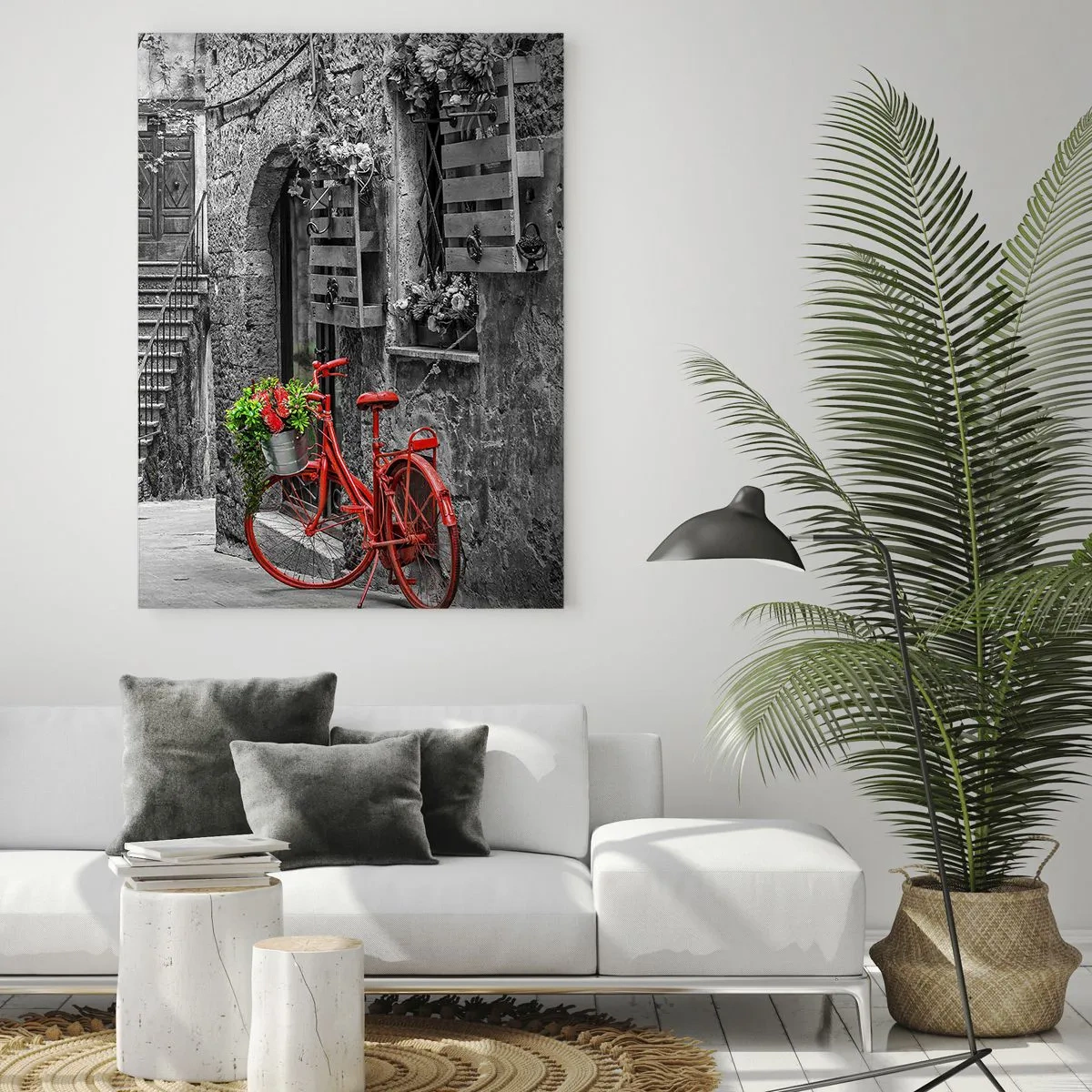 Obraz na szkle - Czarno-biała uliczka z czerwonym rowerem - 50x70cm - Toskański zaułek - Nowoczesna dekoracja ścienna do salonu, kuchni i sypialni ARTTOR