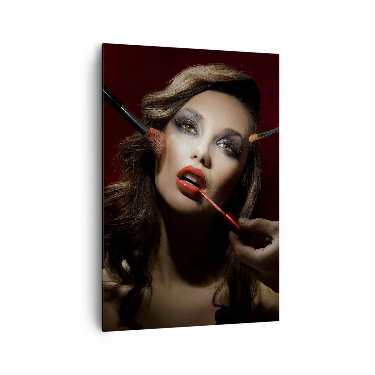 Obraz na płótnie - Stylowy portret kobiety w trakcie makijażu na ciemnym tle - 70x100cm - Piękna rozmarzona - Nowoczesna dekoracja ścienna do salonu i sypialni ARTTOR