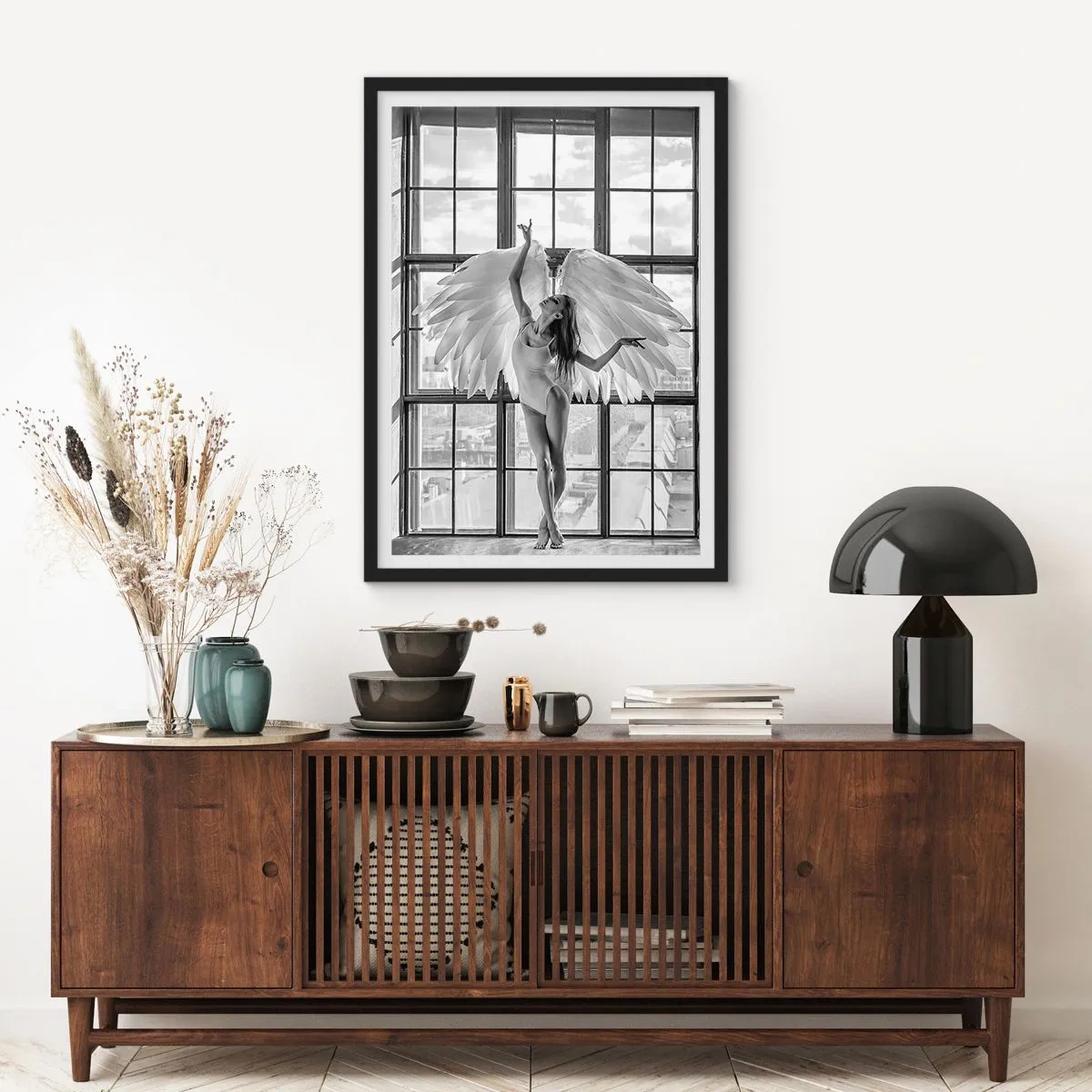 Plakat w czarnej ramie - Postać z anielskimi skrzydłami na tle okna - 50x70cm - Miasto aniołów? - Nowoczesna dekoracja ścienna do salonu i sypialni ARTTOR