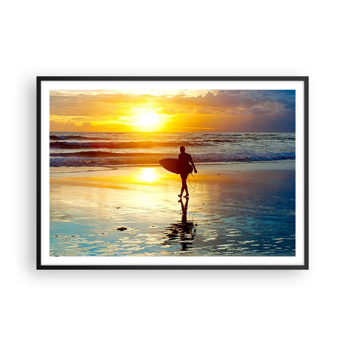 Plakat w czarnej ramie - Surfer idący po plaży o zachodzie słońca z deską w ręku - 100x70cm - Powrót wojownika - Nowoczesna dekoracja ścienna do salonu i sypialni ARTTOR