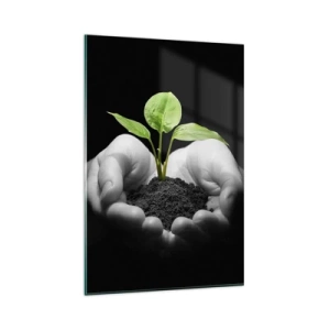 Obraz na szkle - Dłonie trzymające zieloną roślinę na czarnym tle - 80x120cm - Kocham naturę, chronię ją - Nowoczesna dekoracja ścienna do salonu i sypialni ARTTOR