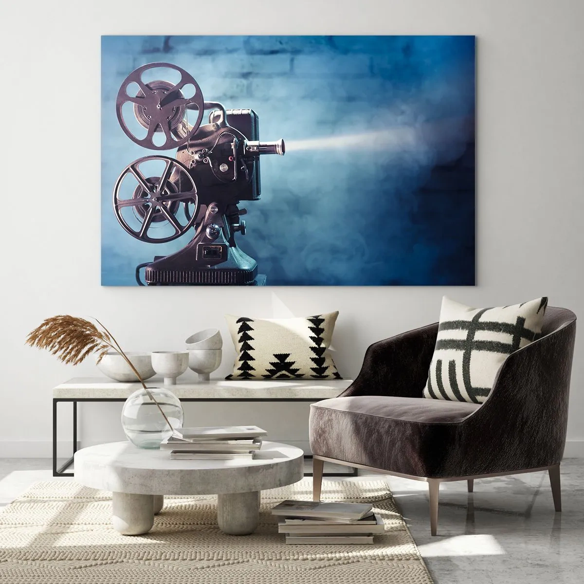 Obraz na szkle - Kamera filmowa w klimacie retro na tle niebieskiej ściany - 70x50cm - W starym kinie - Nowoczesna dekoracja ścienna do salonu i sypialni ARTTOR