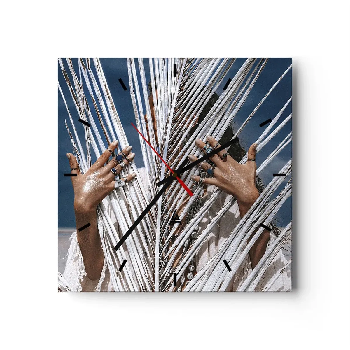 Zegar ścienny - Kobieta ukryta za palmowymi liśćmi z pierścieniami na dłoniach - 30x30cm - Dziewczyna szamana? - Nowoczesna dekoracja ścienna do salonu i sypialni ARTTOR