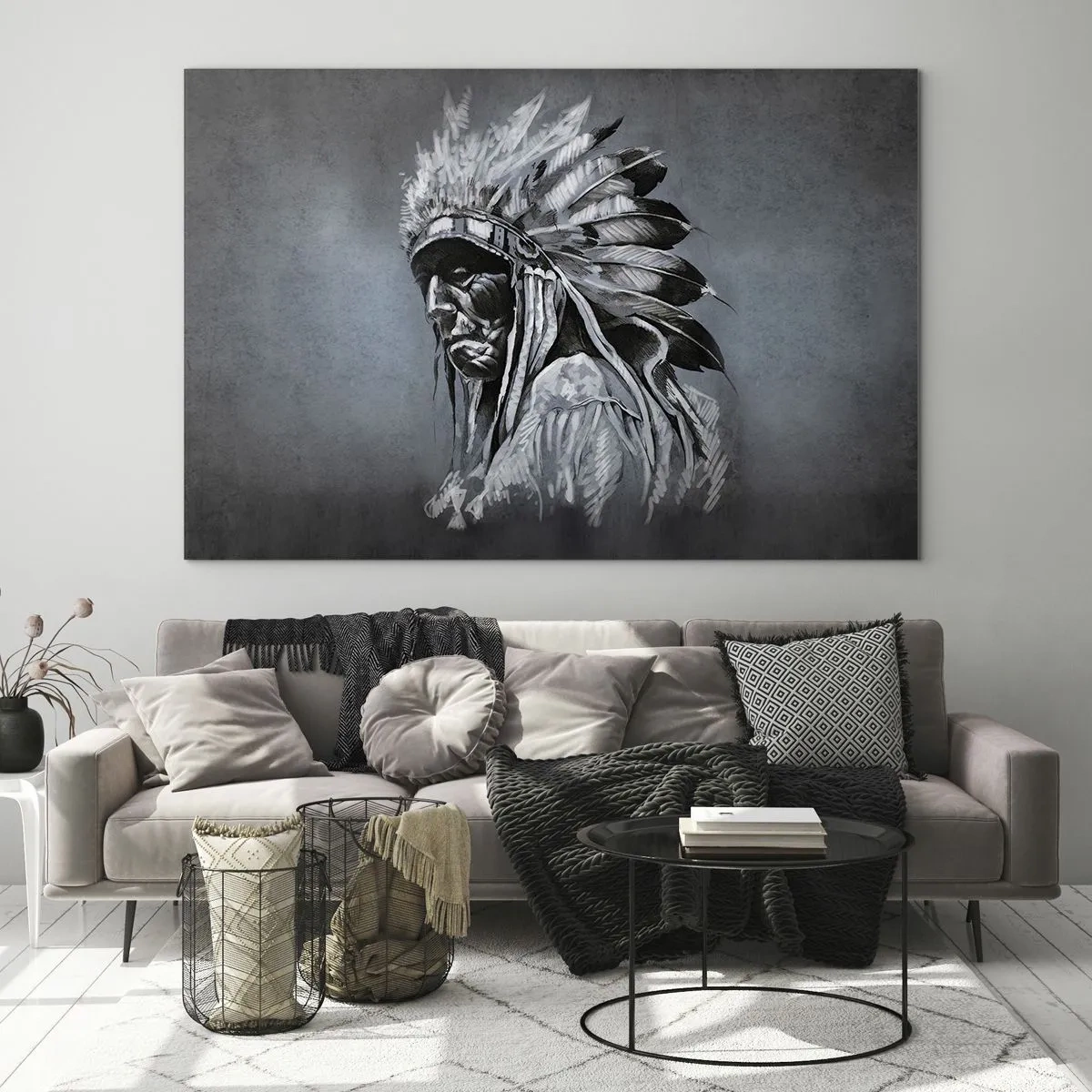 Obraz na szkle - Portret mężczyzny z pióropuszem na ciemnym tle w odcieniach szarości - 70x50cm - Powrót do korzeni - Nowoczesna dekoracja ścienna do salonu i sypialni ARTTOR