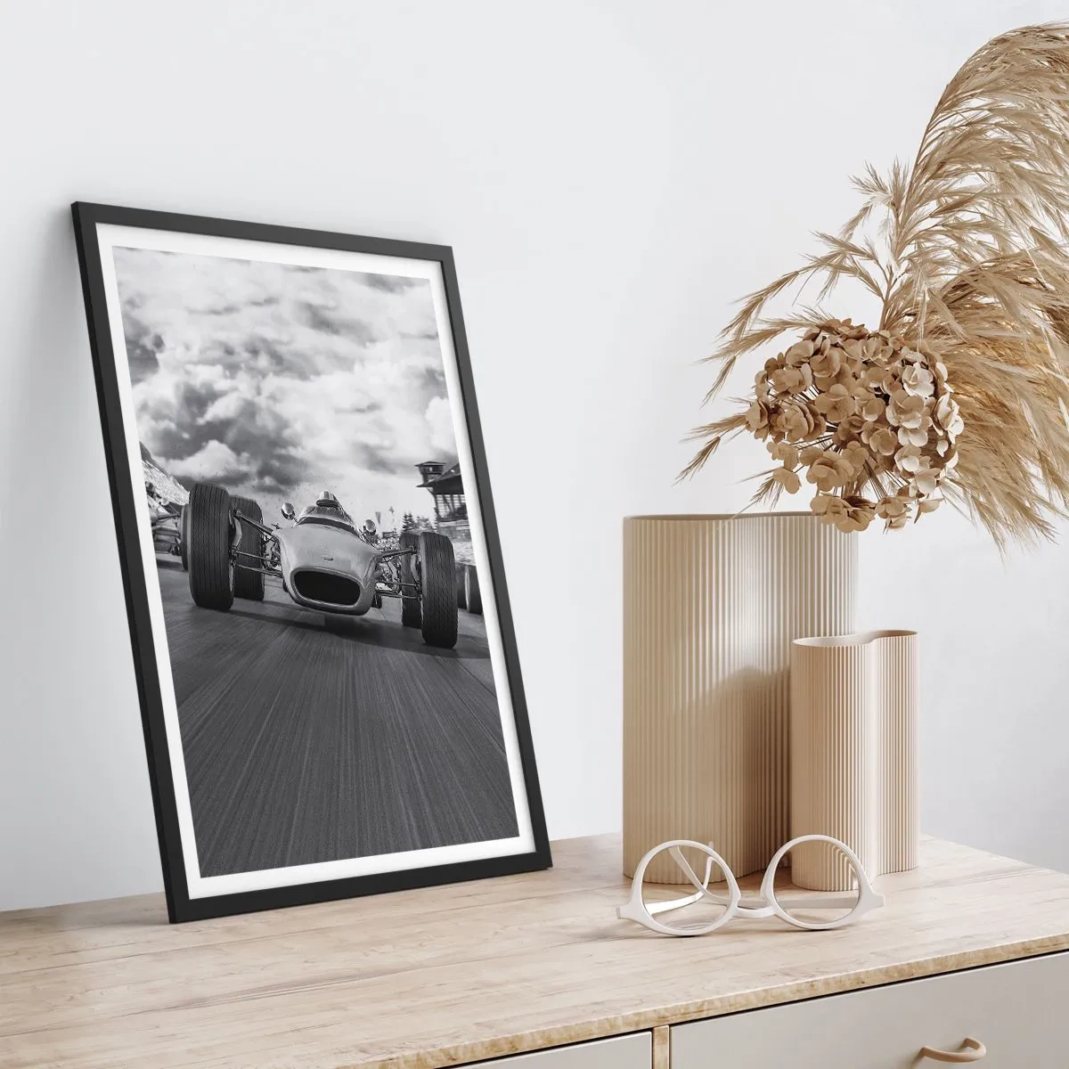 Plakat w czarnej ramie - Wyścigowy samochód retro na torze w czerni i bieli - 50x70cm - Jest moc! - Nowoczesna dekoracja ścienna do salonu i sypialni ARTTOR