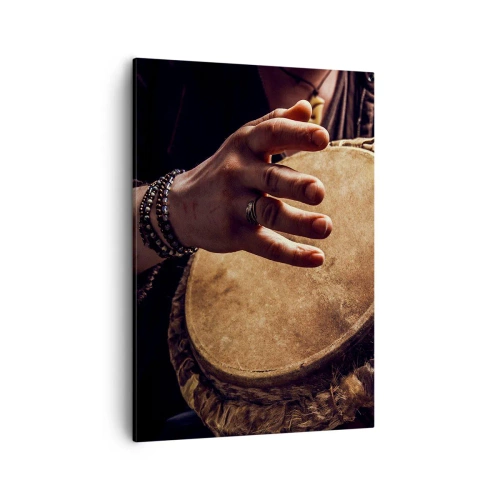 Obraz na płótnie - Ręka grająca na tradycyjnym bębnie djembe - 50x70cm - W rytmie serca - Nowoczesna dekoracja ścienna do salonu, kuchni i sypialni ARTTOR