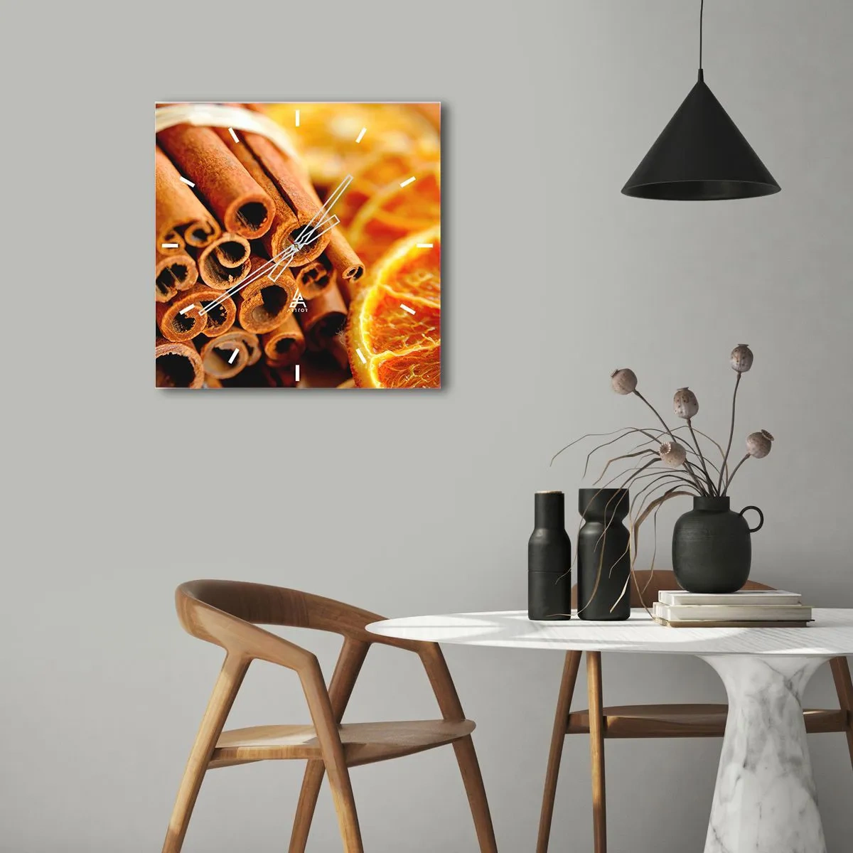 Zegar ścienny - Laski cynamonu z suszonymi plastrami pomarańczy w ciepłych barwach - 30x30cm - Czujesz ich aromat? - Nowoczesna dekoracja ścienna do salonu i sypialni ARTTOR