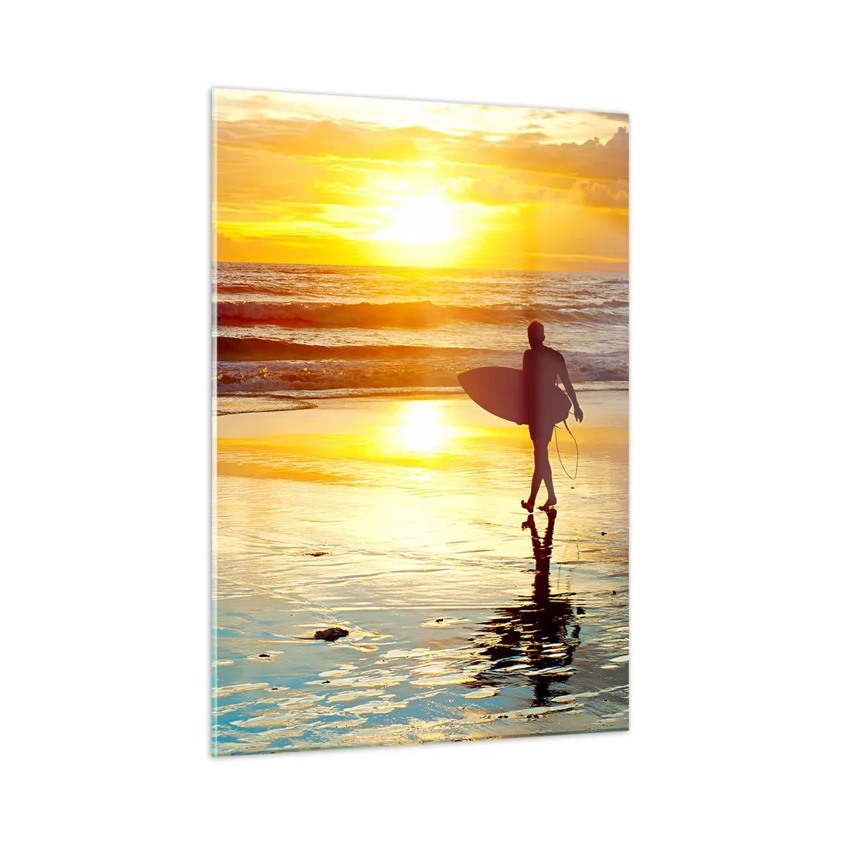 Obraz na szkle - Surfer idący po plaży o zachodzie słońca z deską - 50x70cm - Powrót wojownika - Nowoczesna dekoracja ścienna do salonu, kuchni i sypialni ARTTOR