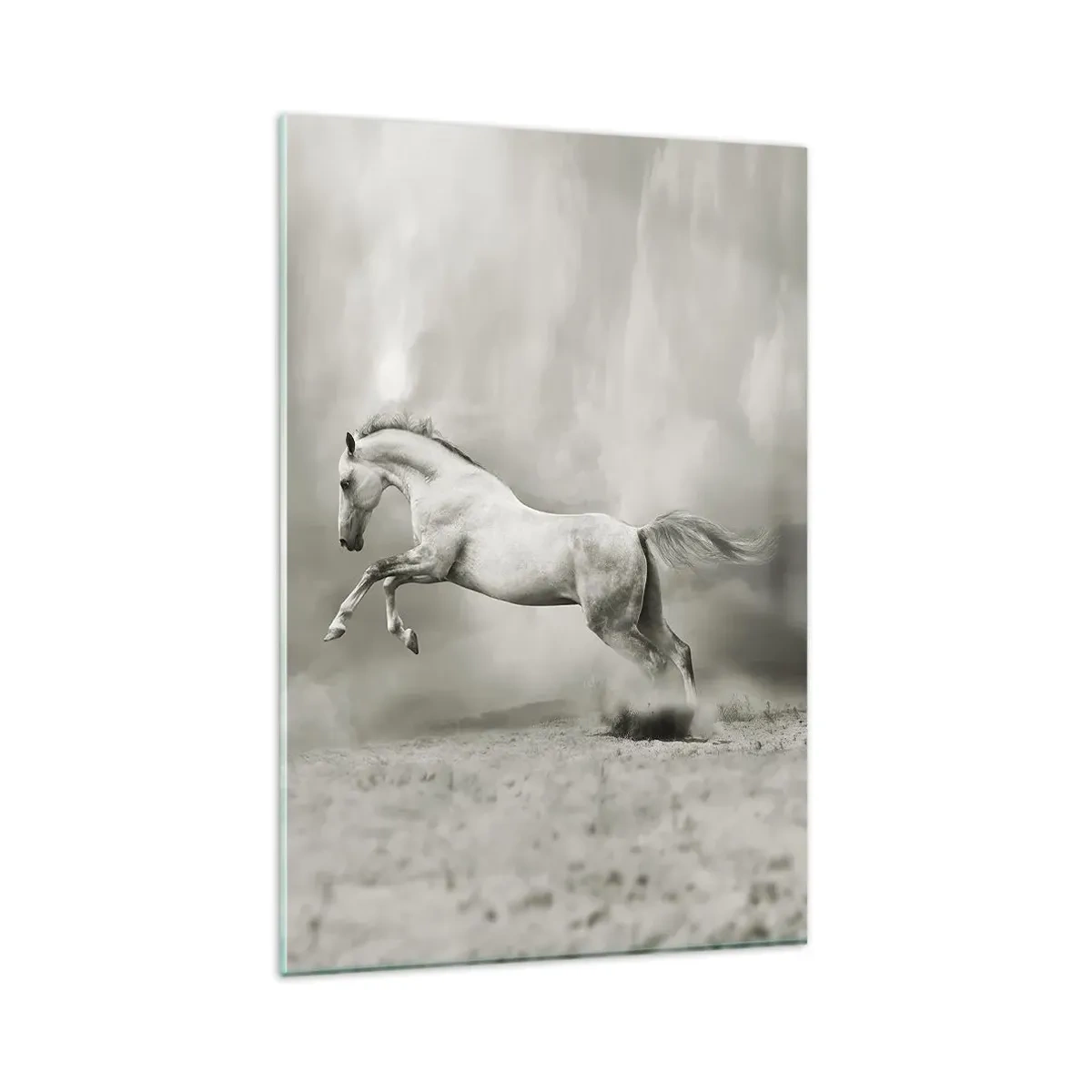 Obraz na szkle - Biały koń w dynamicznym skoku na tle mglistych chmur - 80x120cm - Między jawą a snem - Nowoczesna dekoracja ścienna do salonu i sypialni ARTTOR