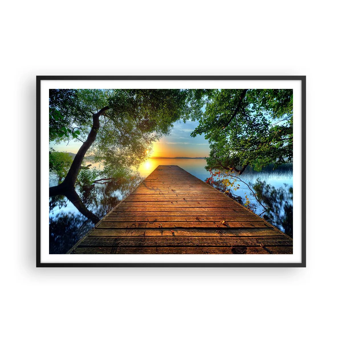 Plakat w czarnej ramie - Drewniany pomost otoczony zielenią podczas zachodu słońca - 100x70cm - Nie śpiesz się, usiądź - Nowoczesna dekoracja ścienna do salonu i sypialni ARTTOR