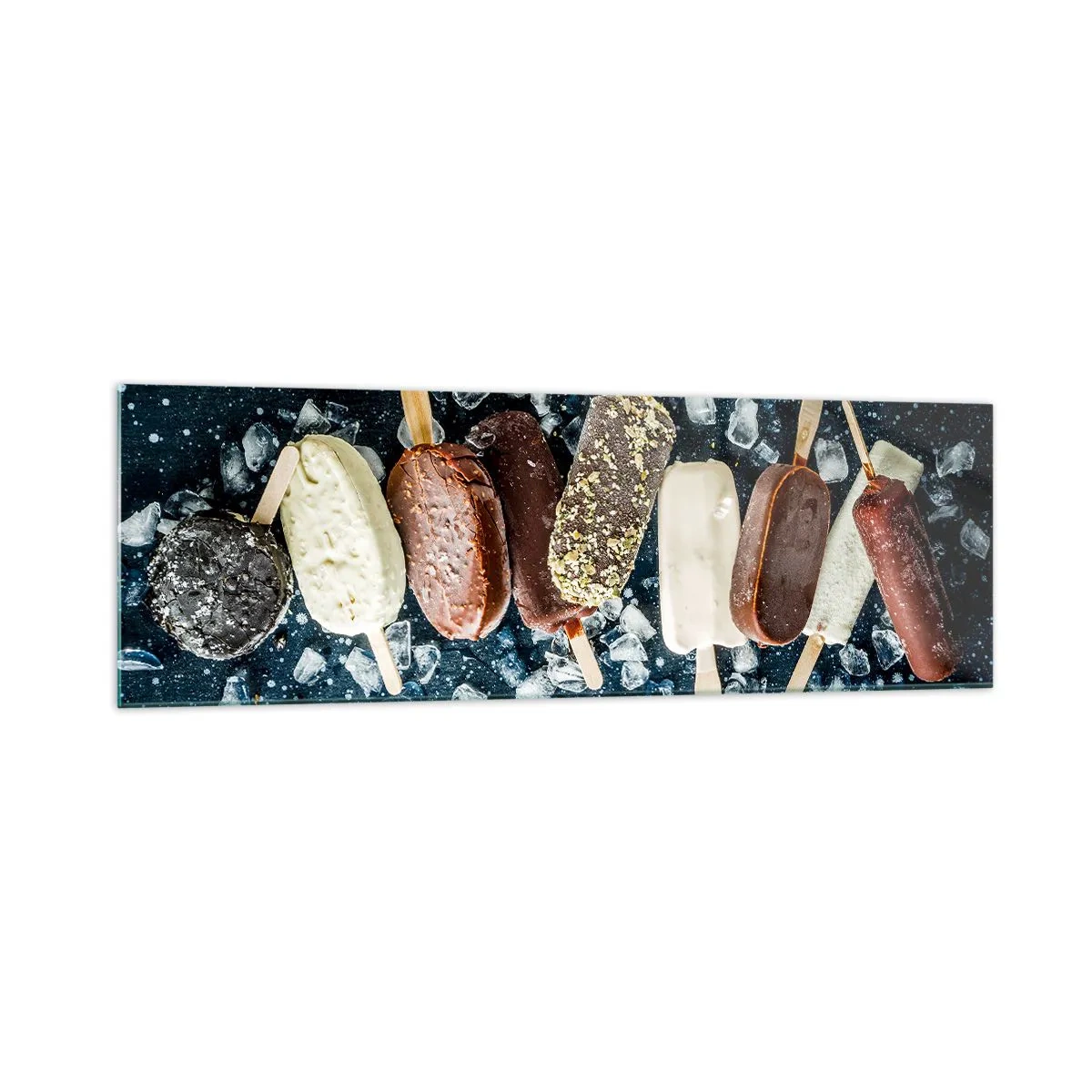 Obraz na szkle - Kolorowe lody na patyku ułożone na lodzie z ciemnym tłem - 160x50cm - Smak gorącego lata - Nowoczesna dekoracja ścienna do salonu i sypialni ARTTOR