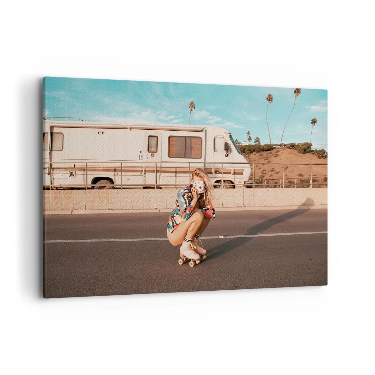 Obraz na płótnie - Dziewczyna na wrotkach robiąca zdjęcie w słoneczny dzień - 120x80cm - Uśmiech, proszę! - Nowoczesna dekoracja ścienna do salonu, kuchni i sypialni ARTTOR