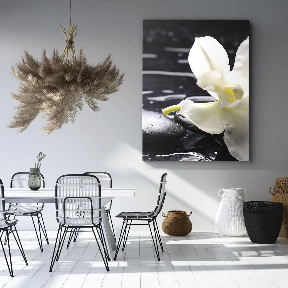 Obraz na płótnie - Biała orchidea na mokrych kamieniach w stylu spa - 50x70cm - Studium w czerni i bieli - Nowoczesna dekoracja ścienna do salonu, kuchni i sypialni ARTTOR
