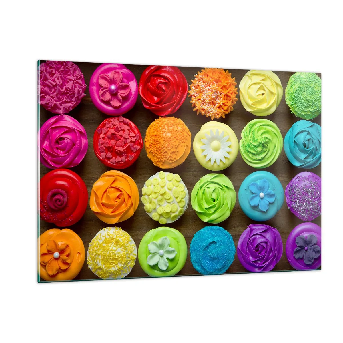 Obraz na szkle - Kolorowe babeczki z dekoracjami na drewnianym tle - 120x80cm - Każde inne - wszystkie pyszne - Nowoczesna dekoracja ścienna do salonu, kuchni i sypialni ARTTOR