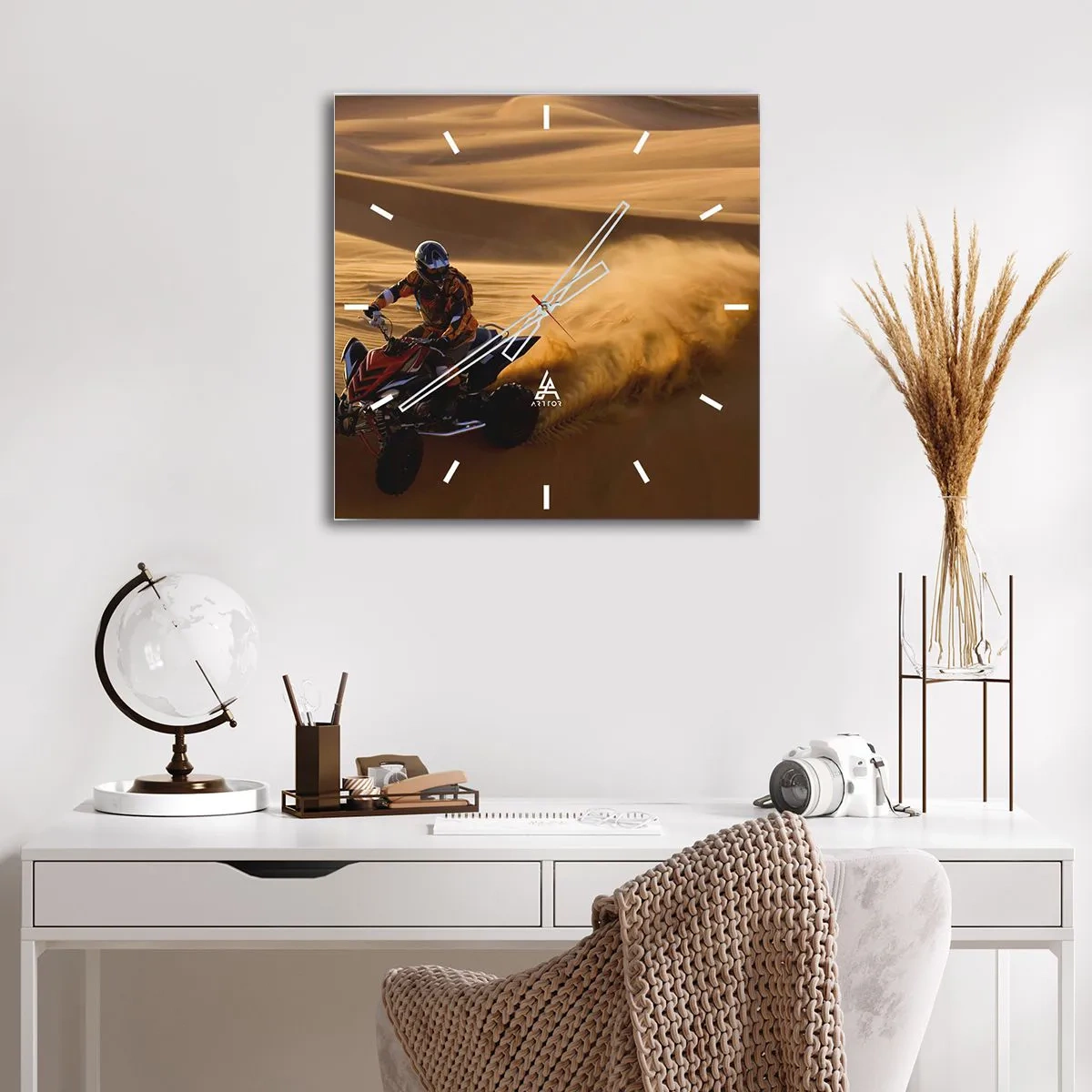 Zegar ścienny - Motocyklista na quadzie pędzący po piaszczystych wydmach pustyni - 30x30cm - Na falach piasku - Nowoczesna dekoracja ścienna do salonu i sypialni ARTTOR