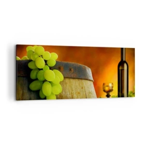 Obraz na płótnie - Winogrona na beczce z winem w tle w ciepłej kolorystyce - 120x50cm - Martwa natura z butelką wina i kiścią winogron - Nowoczesna dekoracja ścienna do salonu i sypialni ARTTOR