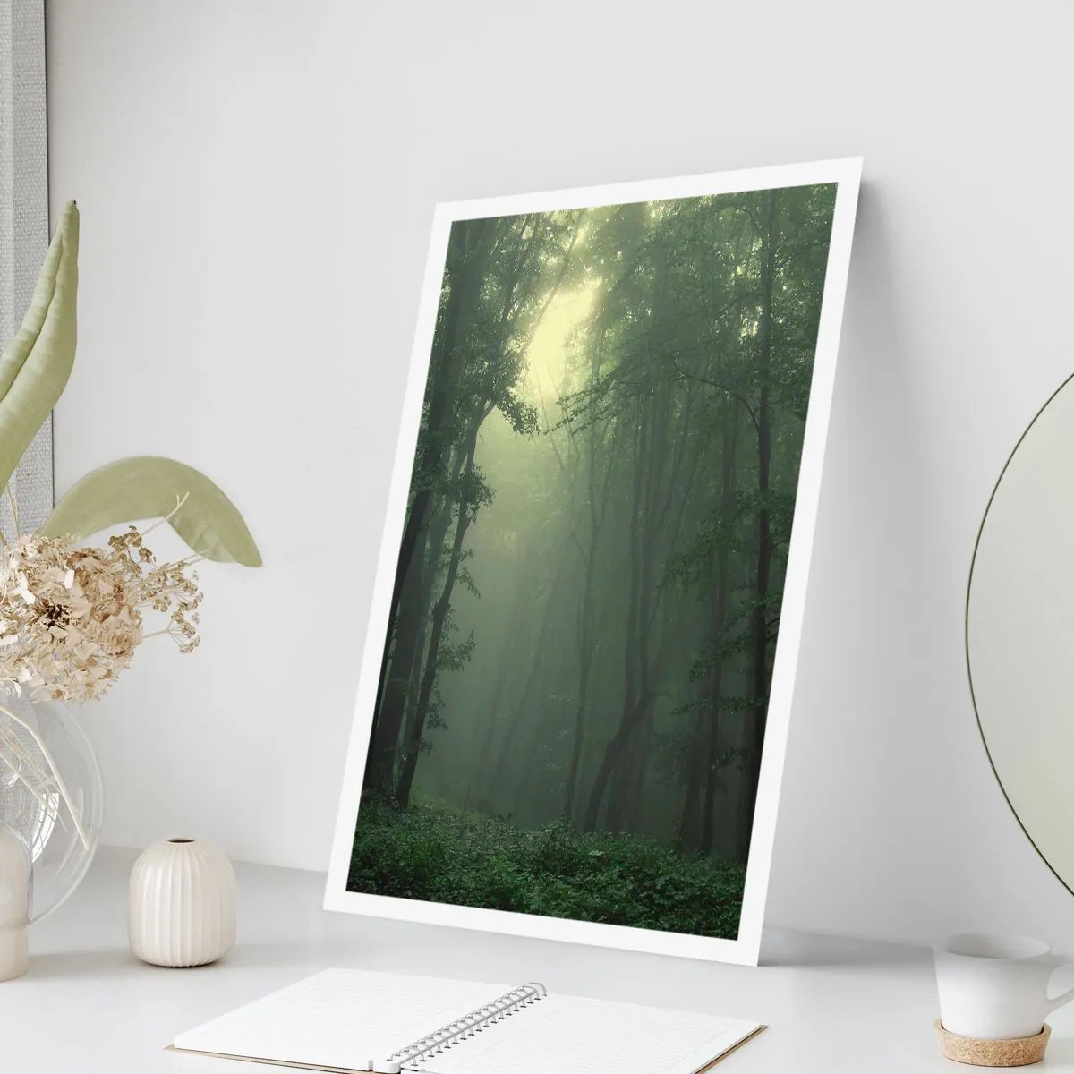 Plakat - Mgliste drzewa w zielonym lesie - 50x70cm - Zanim się obudzi - Nowoczesna dekoracja ścienna do salonu, kuchni i sypialni ARTTOR