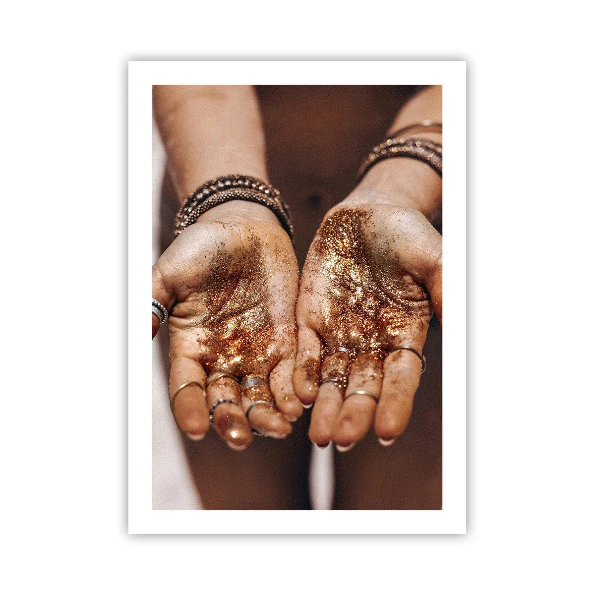 Plakat - Dłonie z błyszczącym brokatem - 50x70cm - Dar dla ciebie - Nowoczesna dekoracja ścienna do salonu, kuchni i sypialni ARTTOR