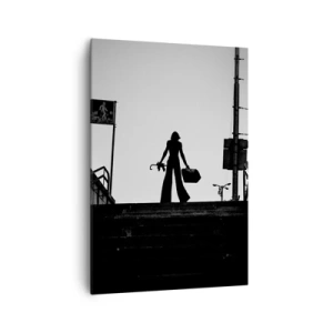 Obraz na płótnie - Postać kobiety na schodach w czerni i bieli z dynamicznym klimatem - 70x100cm - Miejska wędrówka - Nowoczesna dekoracja ścienna do salonu i sypialni ARTTOR