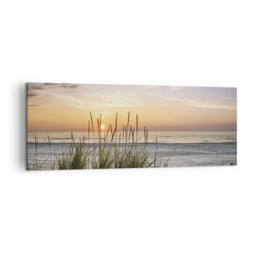 Obraz na płótnie - Piaszczysta plaża o zachodzie słońca z trawami w tle - 140x50cm - Popatrz, pomyśl, poczuj - Nowoczesna dekoracja ścienna do salonu i sypialni ARTTOR