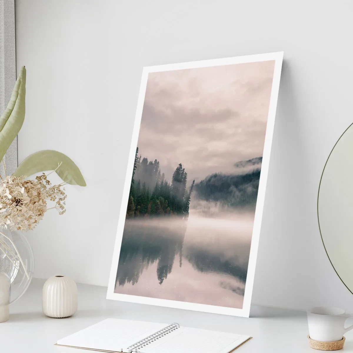 Plakat - Zamglony las odbijający się w spokojnej tafli jeziora - 50x70cm - W zadumie, we mgle - Nowoczesna dekoracja ścienna do salonu, kuchni i sypialni ARTTOR