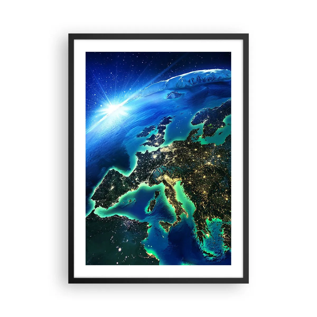 Plakat w czarnej ramie - Roziskrzona Europa - Widok na Europę z kosmosu oświetloną nocnymi światłami - 50x70cm