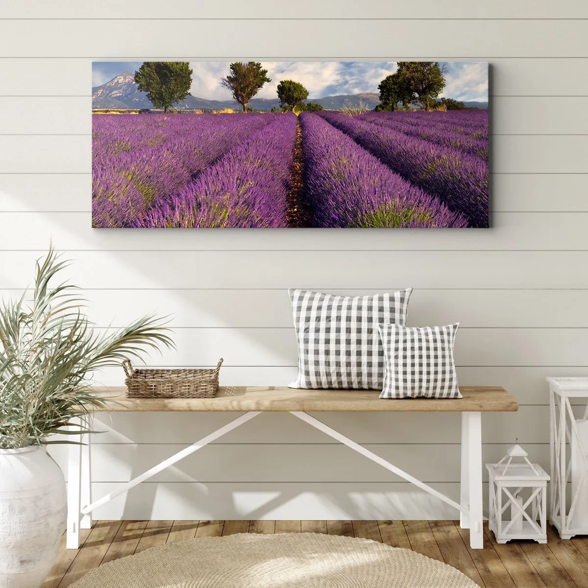 Obraz na płótnie - Pole lawendy z drzewami na tle gór i nieba - 160x50cm - Lawendowe łany - Nowoczesna dekoracja ścienna do salonu i sypialni ARTTOR