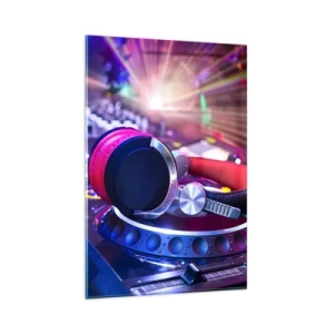 Obraz na szkle - Słuchawki DJ na konsolecie oświetlone reflektorami na imprezie - 80x120cm - Będzie, będzie się działo - Nowoczesna dekoracja ścienna do salonu i sypialni ARTTOR