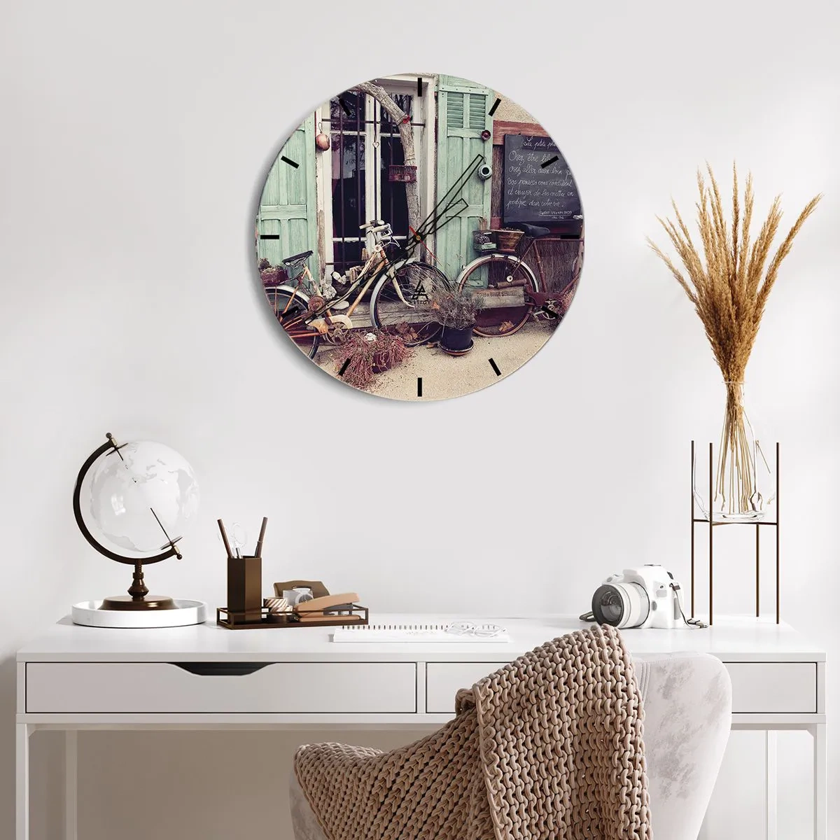 Zegar ścienny - Retro rowery przed zielonymi okiennicami - 30x30cm - Niech żyje prowincja - Nowoczesna dekoracja ścienna do salonu, kuchni i sypialni ARTTOR