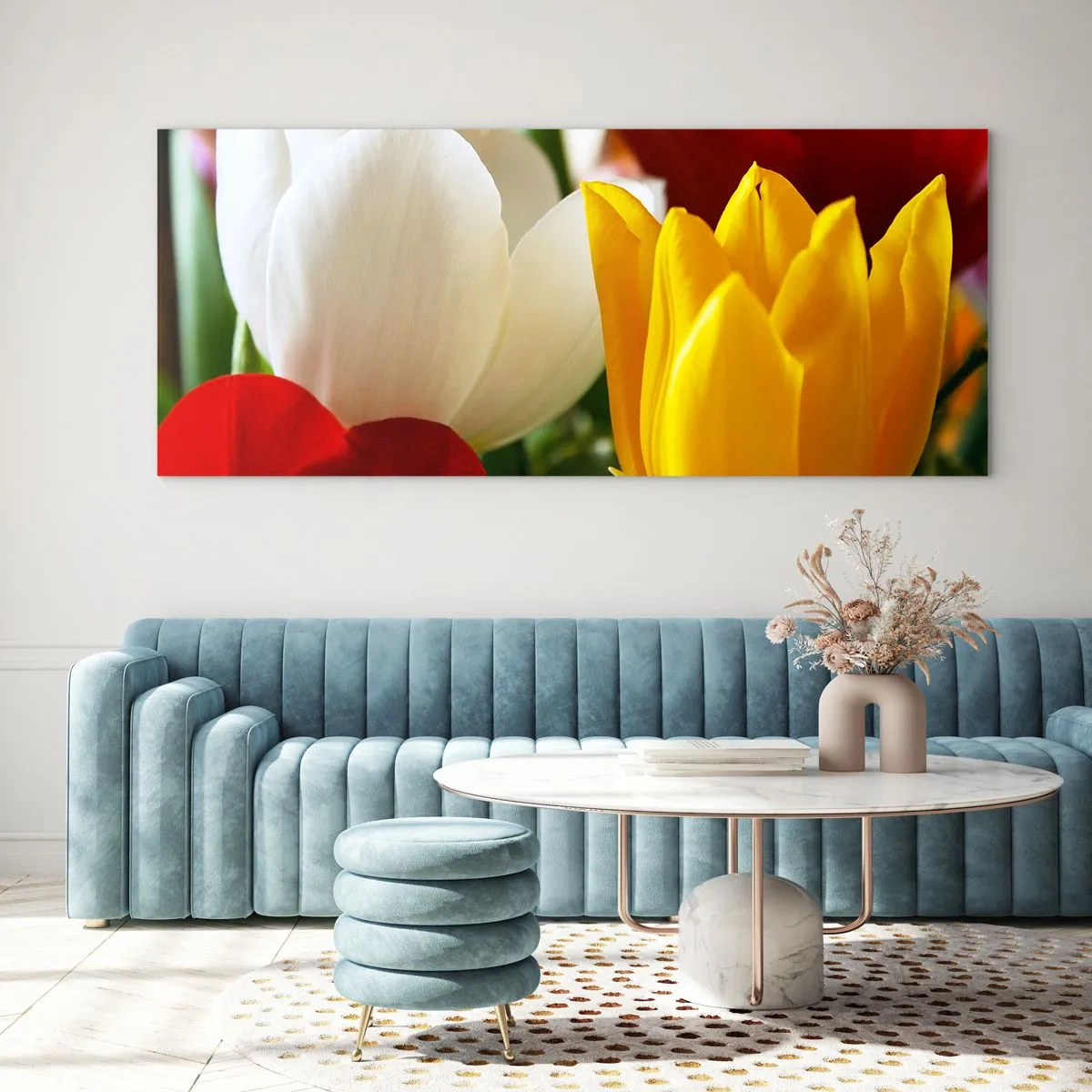 Obraz na szkle - Kolorowe tulipany w zbliżeniu na wiosennym tle - 160x50cm - Tulipanowa gorączka - Nowoczesna dekoracja ścienna do salonu i sypialni ARTTOR