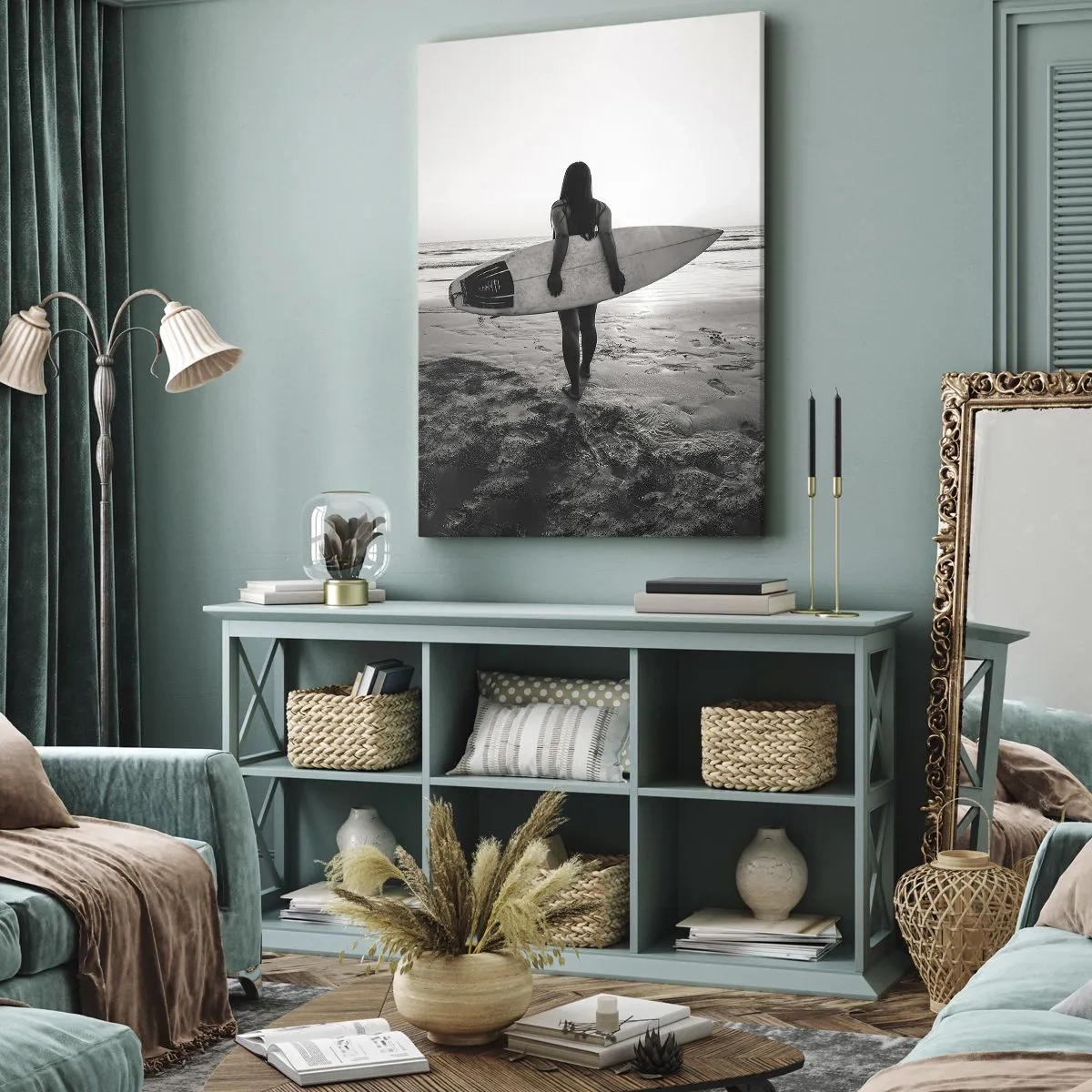 Obraz na płótnie - Kobieta z deską surfingową na plaży w czerni i bieli - 80x120cm - Córka morskiej fali - Nowoczesna dekoracja ścienna do salonu i sypialni ARTTOR