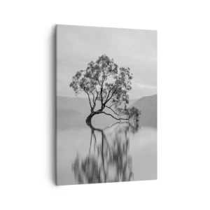 Obraz na płótnie - Czarno-białe drzewo rosnące samotnie w jeziorze z odbiciem w wodzie - 50x70cm - Jest taki kraj - Nowoczesna dekoracja ścienna do salonu, kuchni i sypialni ARTTOR