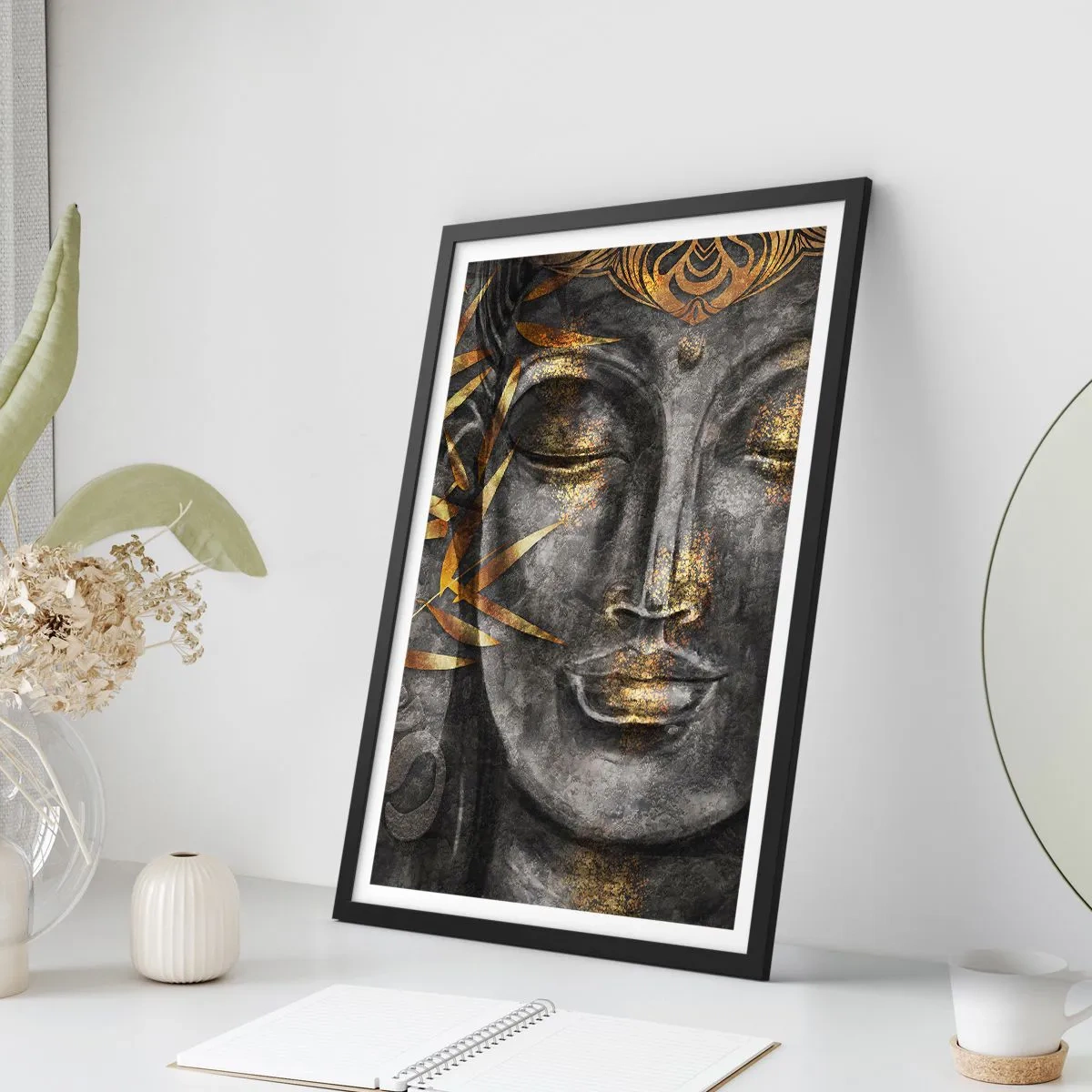 Plakat w czarnej ramie - Portret Buddy z elementami złotego blasku i liści bambusa - 50x70cm - Poczuj spokój - Nowoczesna dekoracja ścienna do salonu i sypialni ARTTOR
