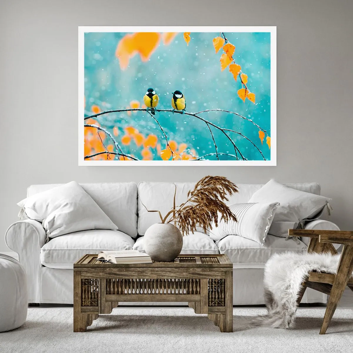 Plakat - Dwa ptaki na gałęzi w zimowym otoczeniu z żółtymi liśćmi - 100x70cm - Ptasie plotki - Nowoczesna dekoracja ścienna do salonu i sypialni ARTTOR