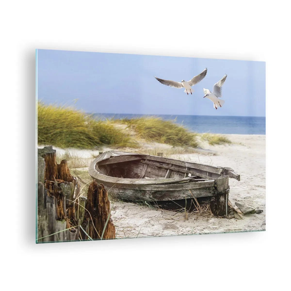 Obraz na szkle - Drewniana łódź na plaży z mewami w locie - 70x50cm - Skąpane wiatrem - Nowoczesna dekoracja ścienna do salonu i sypialni ARTTOR