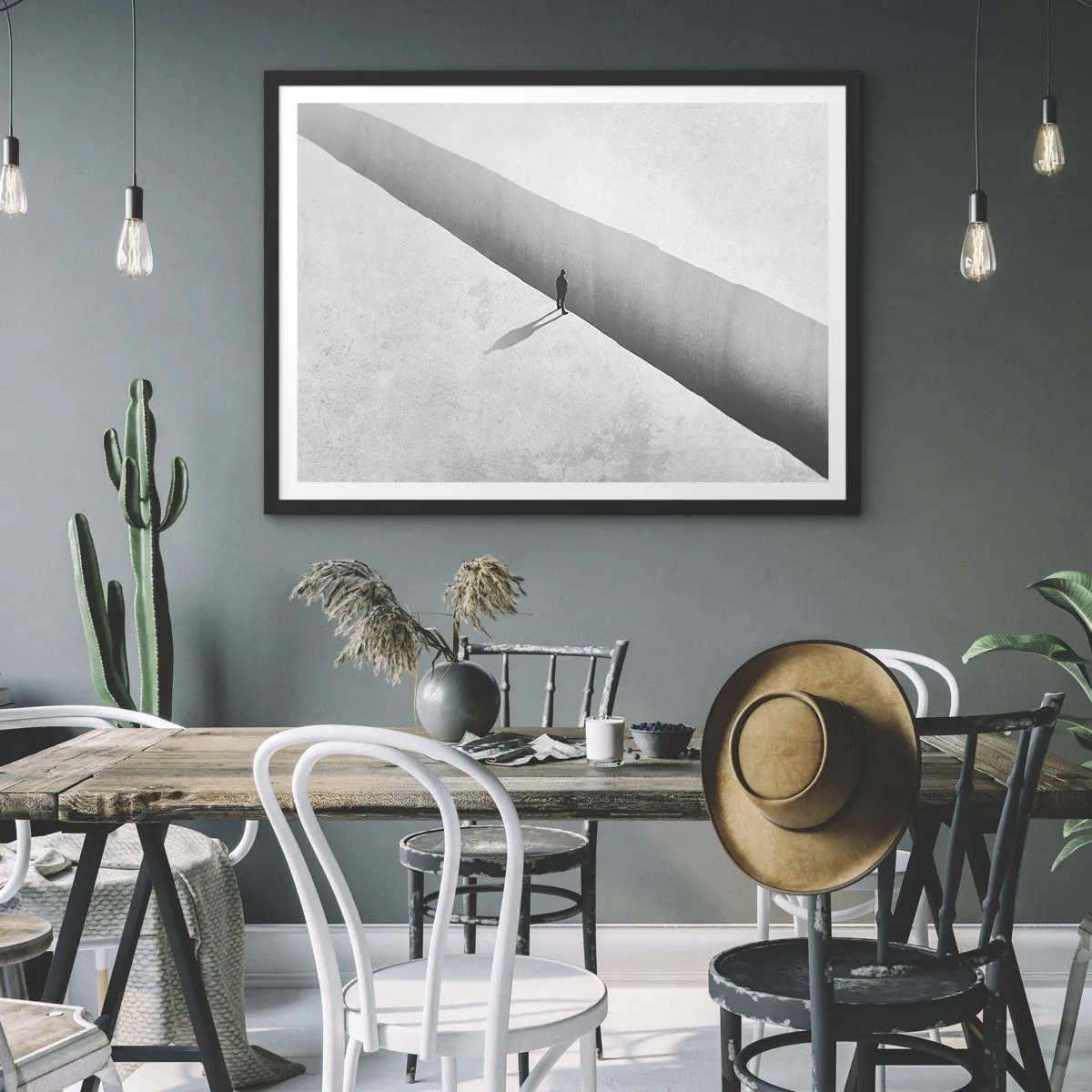 Plakat w czarnej ramie - Samotna postać nad głęboką przepaścią w monochromatycznej scenerii - 70x50cm - Jasny cel - Nowoczesna dekoracja ścienna do salonu i sypialni ARTTOR