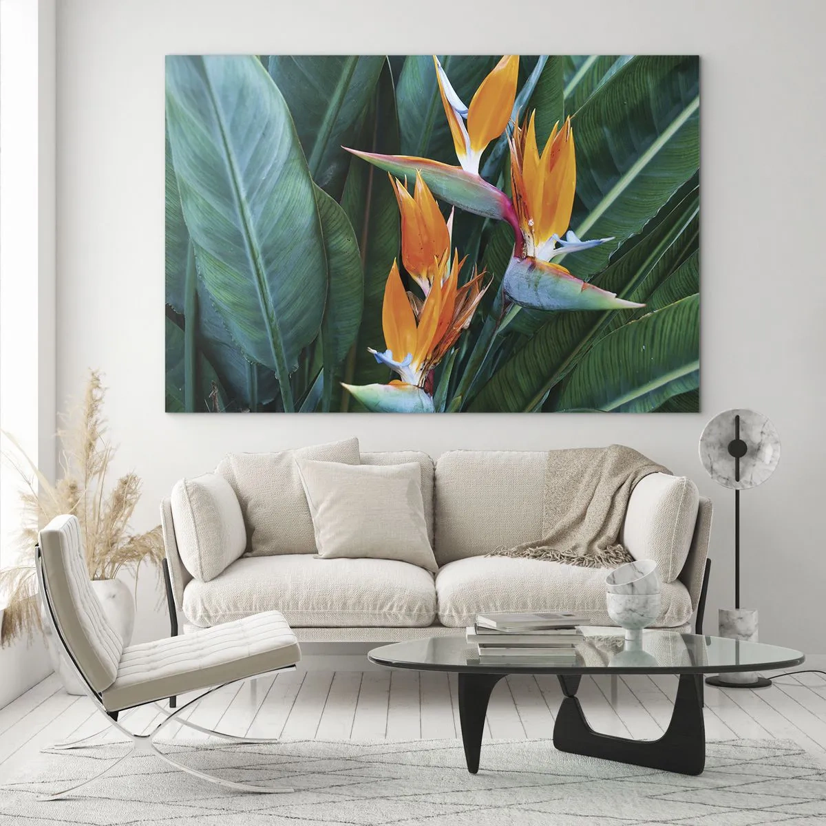 Obraz na szkle - Egzotyczne kwiaty strelicji wśród dużych zielonych liści - 70x50cm - Czy to kwiat, czy to ptak? - Nowoczesna dekoracja ścienna do salonu i sypialni ARTTOR