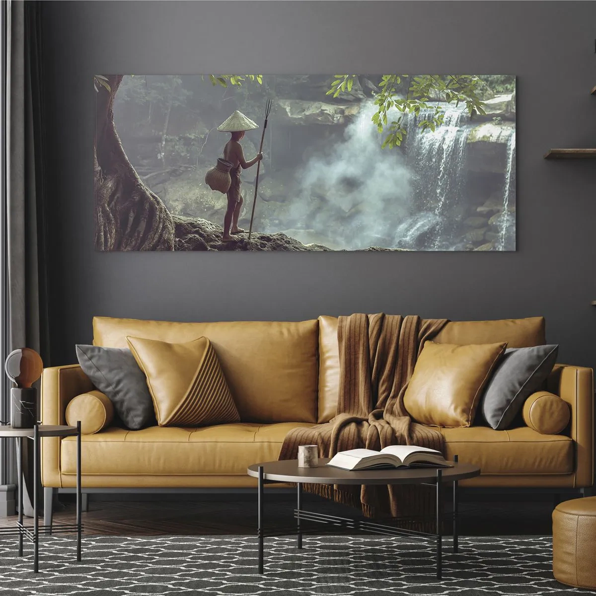 Obraz na szkle - Postać z włócznią przy wodospadzie w tropikalnym lesie - 120x50cm - Zaprzyjaźniony z naturą - Nowoczesna dekoracja ścienna do salonu i sypialni ARTTOR