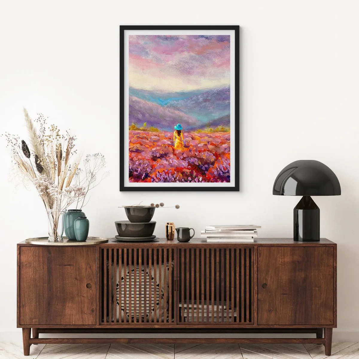 Plakat w czarnej ramie - Pole lawendy z kobietą w kapeluszu na tle gór - 50x70cm - W lawendowym świecie - Nowoczesna dekoracja ścienna do salonu i sypialni ARTTOR